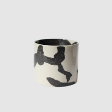 Lade das Bild in den Galerie-Viewer, Detailansicht: Linienmuster der Nerikomi-Tasse in Blau-Weiß