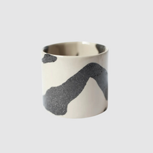 Lade das Bild in den Galerie-Viewer, Frontalansicht: Bold Line Tasse von Franziska Marie Nebel