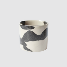 Lade das Bild in den Galerie-Viewer, Nahaufnahme handgeschliffene Oberfläche – Nerikomi Keramikbecher