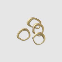 Lade das Bild in den Galerie-Viewer, Flow Napkin Rings Gold - Set of 4