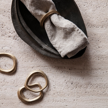 Lade das Bild in den Galerie-Viewer, Flow Napkin Rings Gold - Set of 4