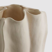 Lade das Bild in den Galerie-Viewer, Isabela Vase Small