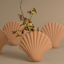 Lade das Bild in den Galerie-Viewer, Seashell Vase Ecru