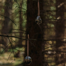 Lade das Bild in den Galerie-Viewer, Skulpturale Porzellan-Kugeln im 2er-Set – inspiriert von Flusssteinen. Zeitlose, silberne Eleganz für Baum, Kranz oder festliche Tischdekoration.