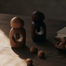 Lade das Bild in den Galerie-Viewer, Cairn Nut Cracker - Dark brown