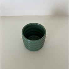 Lade das Bild in den Galerie-Viewer, Severj Studio x MAMO INTERIORS Grip Cup - green