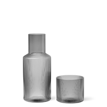Lade das Bild in den Galerie-Viewer, Ripple Karaffe Set Rauglas mit Glas