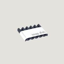 Lade das Bild in den Galerie-Viewer, Seifenschale in Schwarz mit Terrazzo-Optik, 3D-gedruckt aus recyceltem Kunststoff, Design von Coudre Berlin und Radian Design
Black terrazzo-look soap dish, 3D-printed from recycled plastic, designed by Coudre Berlin and Radian Design