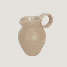 Lade das Bild in den Galerie-Viewer, Handgefertigter Krug aus Steingut von Des Vases, mediterranes Design in klarer Form, ideal als Karaffe oder Vase
Handmade stoneware pitcher by Des Vases, minimalist Mediterranean design, perfect as vase or carafe
