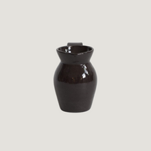 Lade das Bild in den Galerie-Viewer, Handgefertigter Krug aus Steingut von Des Vases, mediterranes Design in klarer Form, ideal als Karaffe oder Vase
Handmade stoneware pitcher by Des Vases, minimalist Mediterranean design, perfect as vase or carafe