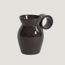 Lade das Bild in den Galerie-Viewer, Handgefertigter Krug aus Steingut von Des Vases, mediterranes Design in klarer Form, ideal als Karaffe oder Vase
Handmade stoneware pitcher by Des Vases, minimalist Mediterranean design, perfect as vase or carafe