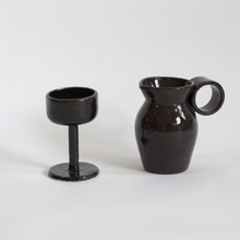 Lade das Bild in den Galerie-Viewer, Handgefertigter Krug aus Steingut von Des Vases, mediterranes Design in klarer Form, ideal als Karaffe oder Vase
Handmade stoneware pitcher by Des Vases, minimalist Mediterranean design, perfect as vase or carafe