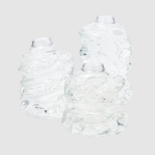 Lade das Bild in den Galerie-Viewer, Handgefertigte Vase aus recyceltem Kunststoff von NIKO JUNE, organisch geschwungene Form, Lichtspiel und transparente Oberfläche
Handmade vase from recycled plastic by NIKO JUNE, sculptural curved shape with light-reflecting, translucent surface