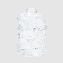 Lade das Bild in den Galerie-Viewer, Handgefertigte Vase aus recyceltem Kunststoff von NIKO JUNE, organisch geschwungene Form, Lichtspiel und transparente Oberfläche
Handmade vase from recycled plastic by NIKO JUNE, sculptural curved shape with light-reflecting, translucent surface