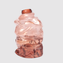 Lade das Bild in den Galerie-Viewer, Handgefertigte Vase aus recyceltem Kunststoff von NIKO JUNE, organisch geschwungene Form, Lichtspiel und transparente Oberfläche
Handmade vase from recycled plastic by NIKO JUNE, sculptural curved shape with light-reflecting, translucent surface