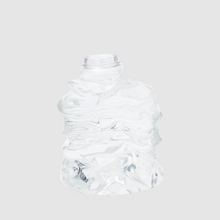 Lade das Bild in den Galerie-Viewer, Handgefertigte Vase aus recyceltem Kunststoff von NIKO JUNE, organisch geschwungene Form, Lichtspiel und transparente Oberfläche
Handmade vase from recycled plastic by NIKO JUNE, sculptural curved shape with light-reflecting, translucent surface