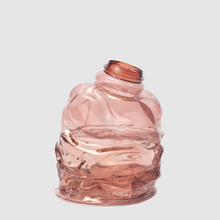 Lade das Bild in den Galerie-Viewer, Handgefertigte Vase aus recyceltem Kunststoff von NIKO JUNE, organisch geschwungene Form, Lichtspiel und transparente Oberfläche
Handmade vase from recycled plastic by NIKO JUNE, sculptural curved shape with light-reflecting, translucent surface