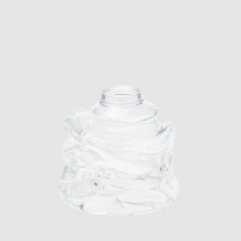 Lade das Bild in den Galerie-Viewer, Handgefertigte Vase aus recyceltem Kunststoff von NIKO JUNE, organisch geschwungene Form, Lichtspiel und transparente Oberfläche
Handmade vase from recycled plastic by NIKO JUNE, sculptural curved shape with light-reflecting, translucent surface