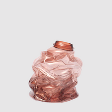 Lade das Bild in den Galerie-Viewer, Handgefertigte Vase aus recyceltem Kunststoff von NIKO JUNE, organisch geschwungene Form, Lichtspiel und transparente Oberfläche
Handmade vase from recycled plastic by NIKO JUNE, sculptural curved shape with light-reflecting, translucent surface