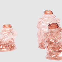 Lade das Bild in den Galerie-Viewer, Handgefertigte Vase aus recyceltem Kunststoff von NIKO JUNE, organisch geschwungene Form, Lichtspiel und transparente Oberfläche
Handmade vase from recycled plastic by NIKO JUNE, sculptural curved shape with light-reflecting, translucent surface