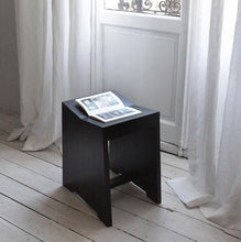 Lade das Bild in den Galerie-Viewer, Stool / J. T. H. Flats