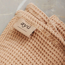 Lade das Bild in den Galerie-Viewer, AYU Pitta Handtuch - warm sand