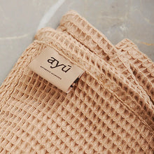 Lade das Bild in den Galerie-Viewer, AYU Pitta Handtuch Small - warm sand