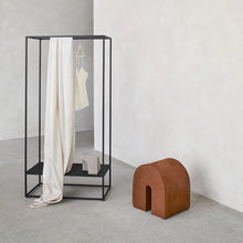 Lade das Bild in den Galerie-Viewer, Curved Pouf Cognac - Display Item