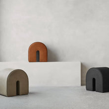 Lade das Bild in den Galerie-Viewer, Curved Pouf Cognac - Display Item