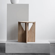 Lade das Bild in den Galerie-Viewer, Simple Stool - Oak