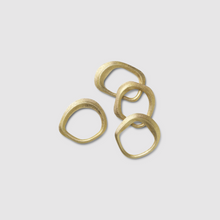 Lade das Bild in den Galerie-Viewer, Flow Napkin Rings Gold - Set of 4
