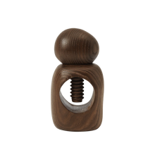 Lade das Bild in den Galerie-Viewer, Cairn Nut Cracker - Dark brown
