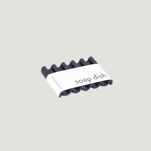 Seifenschale in Schwarz mit Terrazzo-Optik, 3D-gedruckt aus recyceltem Kunststoff, Design von Coudre Berlin und Radian Design
Black terrazzo-look soap dish, 3D-printed from recycled plastic, designed by Coudre Berlin and Radian Design