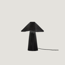 Lade das Bild in den Galerie-Viewer, Schwarze Tischlampe „Uala“ aus Porzellan mit plissiertem Schirm / Black porcelain table lamp “Uala” with pleated shade

