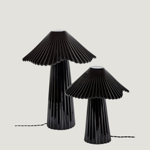 Lade das Bild in den Galerie-Viewer, Schwarze Tischlampe „Uala“ aus Porzellan mit plissiertem Schirm / Black porcelain table lamp “Uala” with pleated shade
