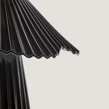 Lade das Bild in den Galerie-Viewer, Schwarze Tischlampe „Uala“ aus Porzellan mit plissiertem Schirm / Black porcelain table lamp “Uala” with pleated shade
