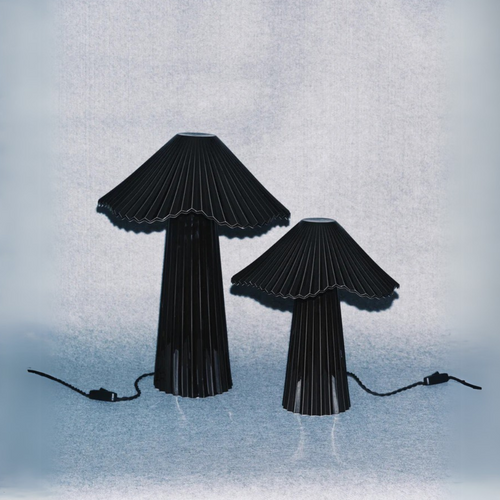 Schwarze Tischlampe „Uala“ aus Porzellan mit plissiertem Schirm / Black porcelain table lamp “Uala” with pleated shade