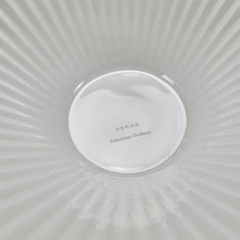 Lade das Bild in den Galerie-Viewer, Schwarze Tischlampe „Uala“ aus Porzellan mit plissiertem Schirm / Black porcelain table lamp “Uala” with pleated shade
